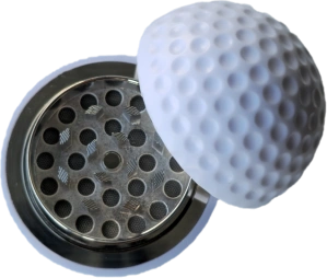 Kovová 3-dielna drvička na bylinky v tvare bielej golfovej loptičky so sitkom